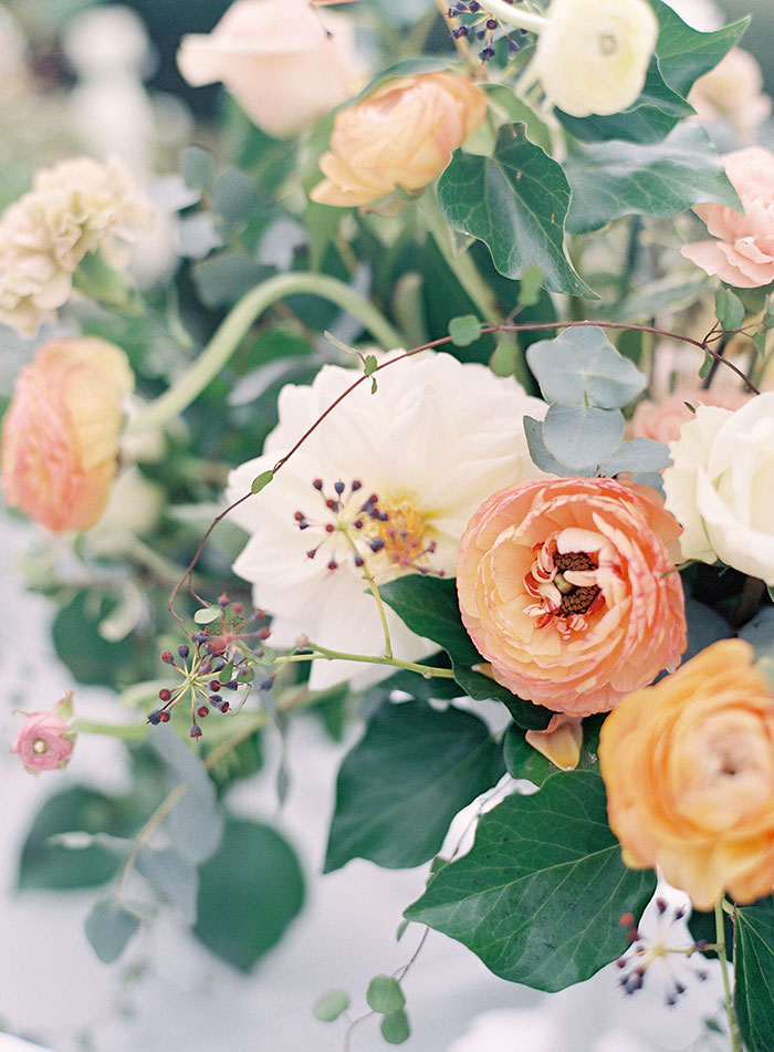 garden-ranunculus-peach-fresh-timeless-inspiration-shoot02