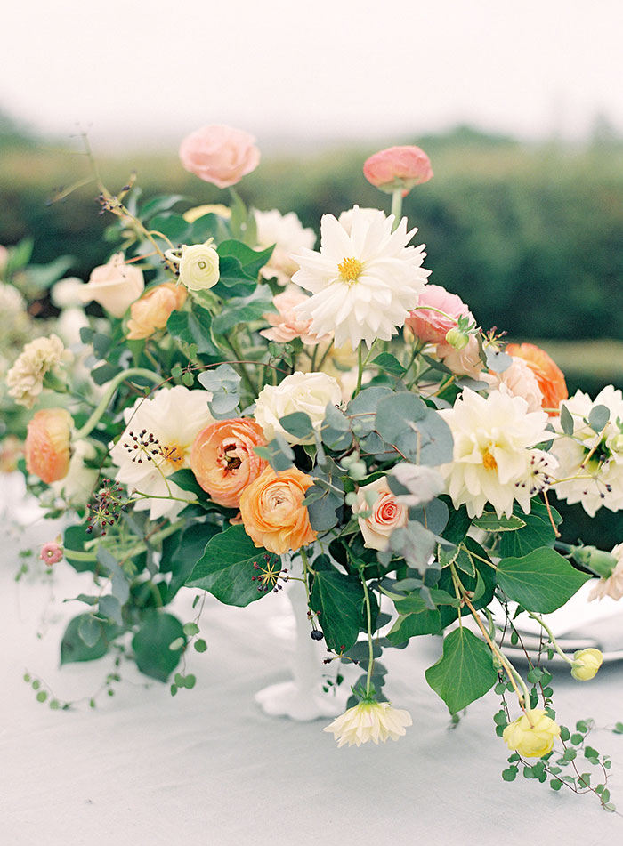 garden-ranunculus-peach-fresh-timeless-inspiration-shoot06