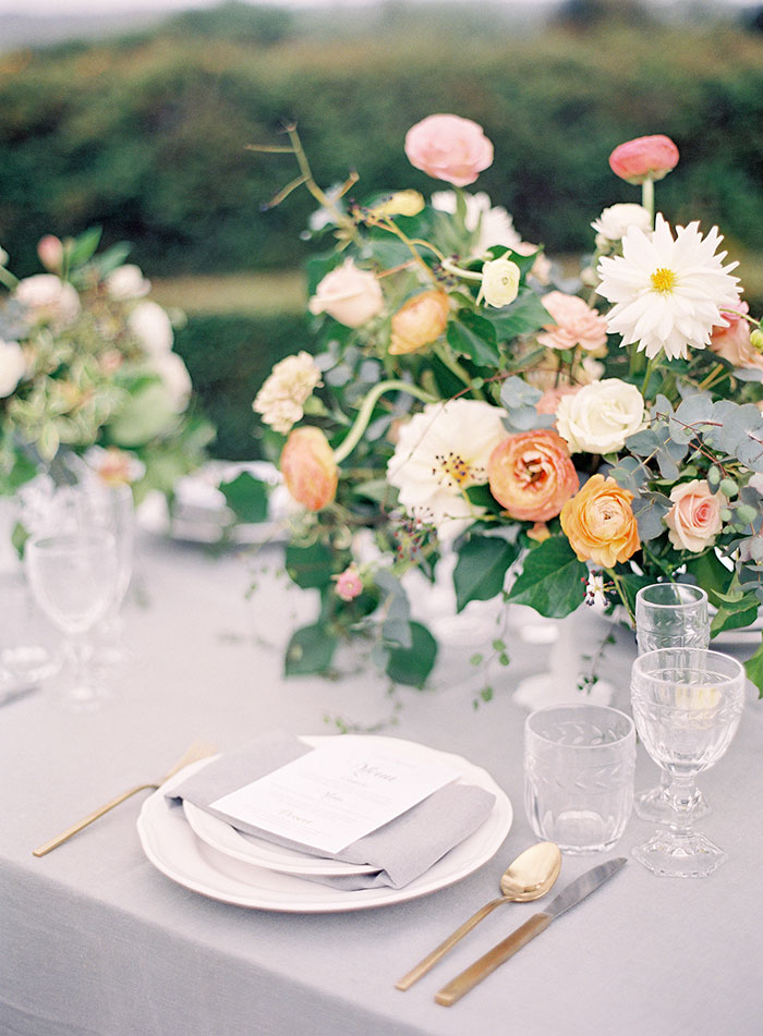 garden-ranunculus-peach-fresh-timeless-inspiration-shoot17