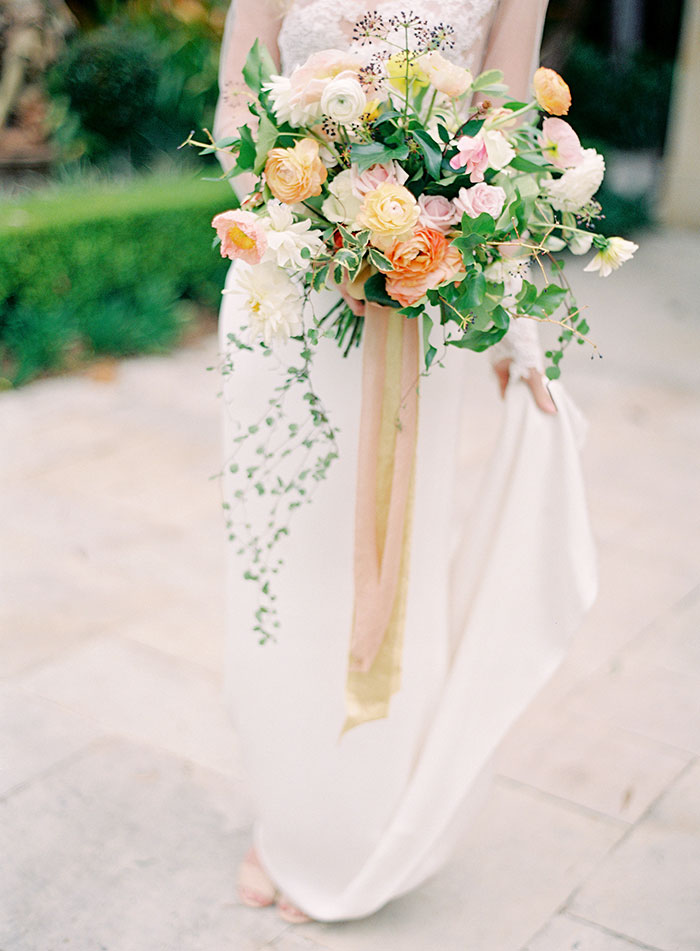 garden-ranunculus-peach-fresh-timeless-inspiration-shoot29